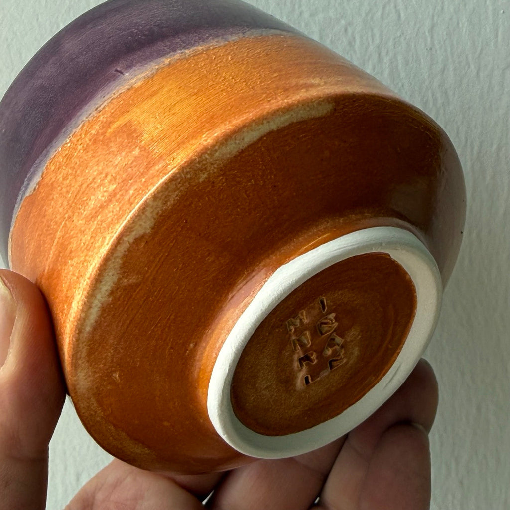 Tazza Ambra Viola — fondo con timbro artigianale