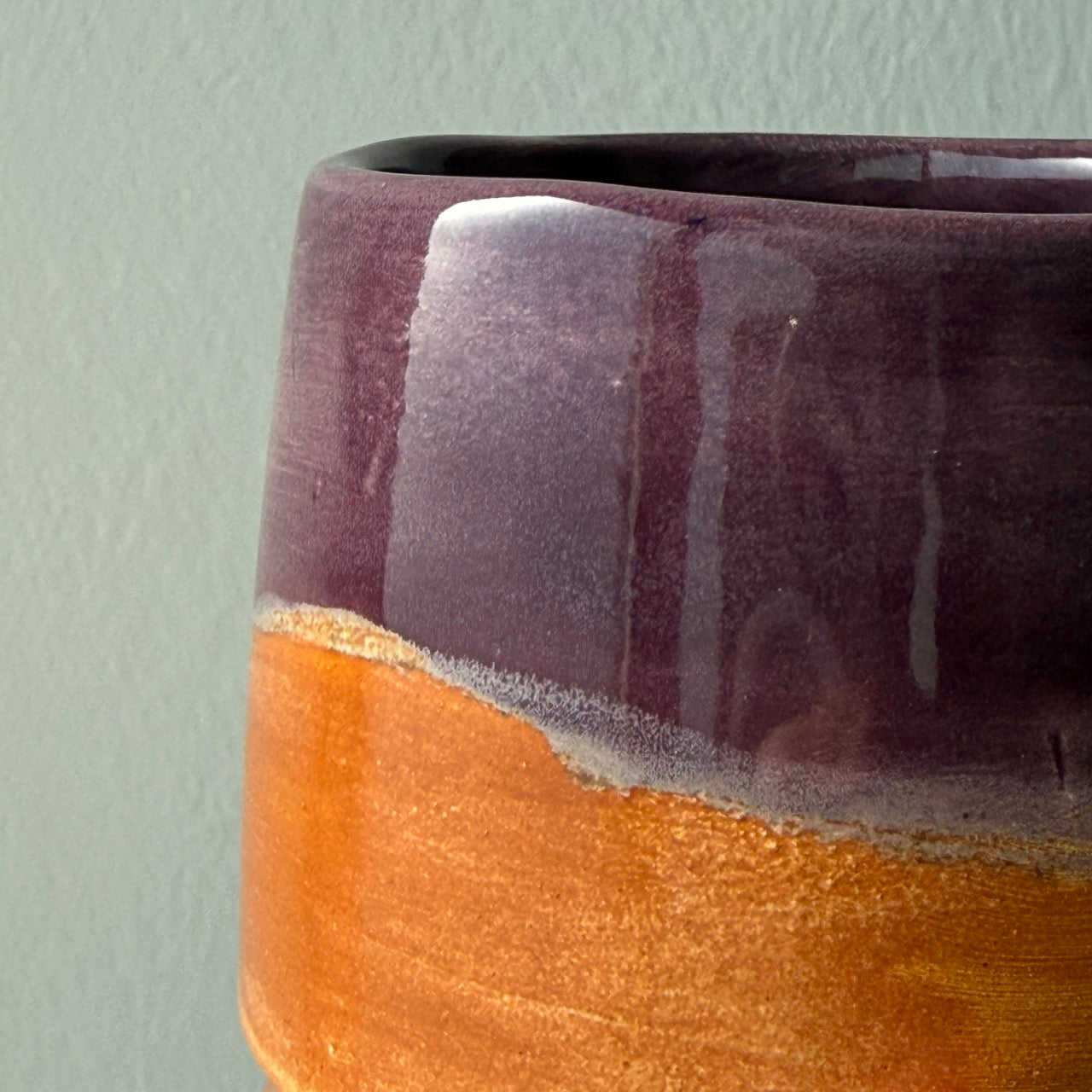 Tazza Ambra Viola — dettaglio smalto viola e ambra