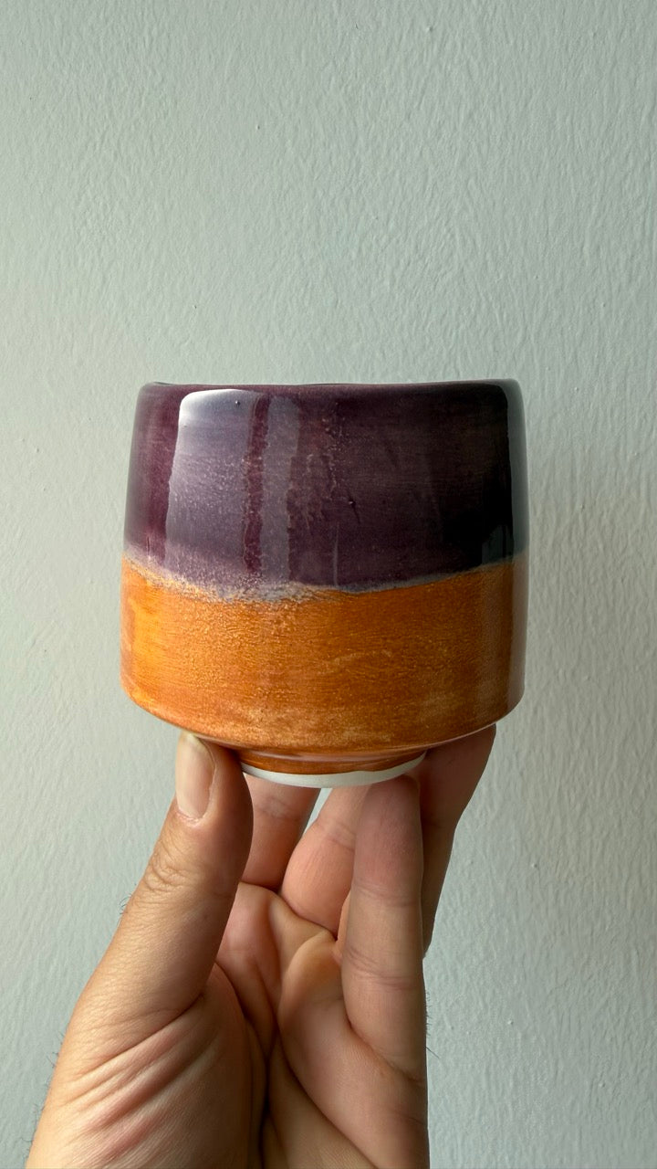 Tazza Ambra Viola in ceramica artigianale — vista frontale