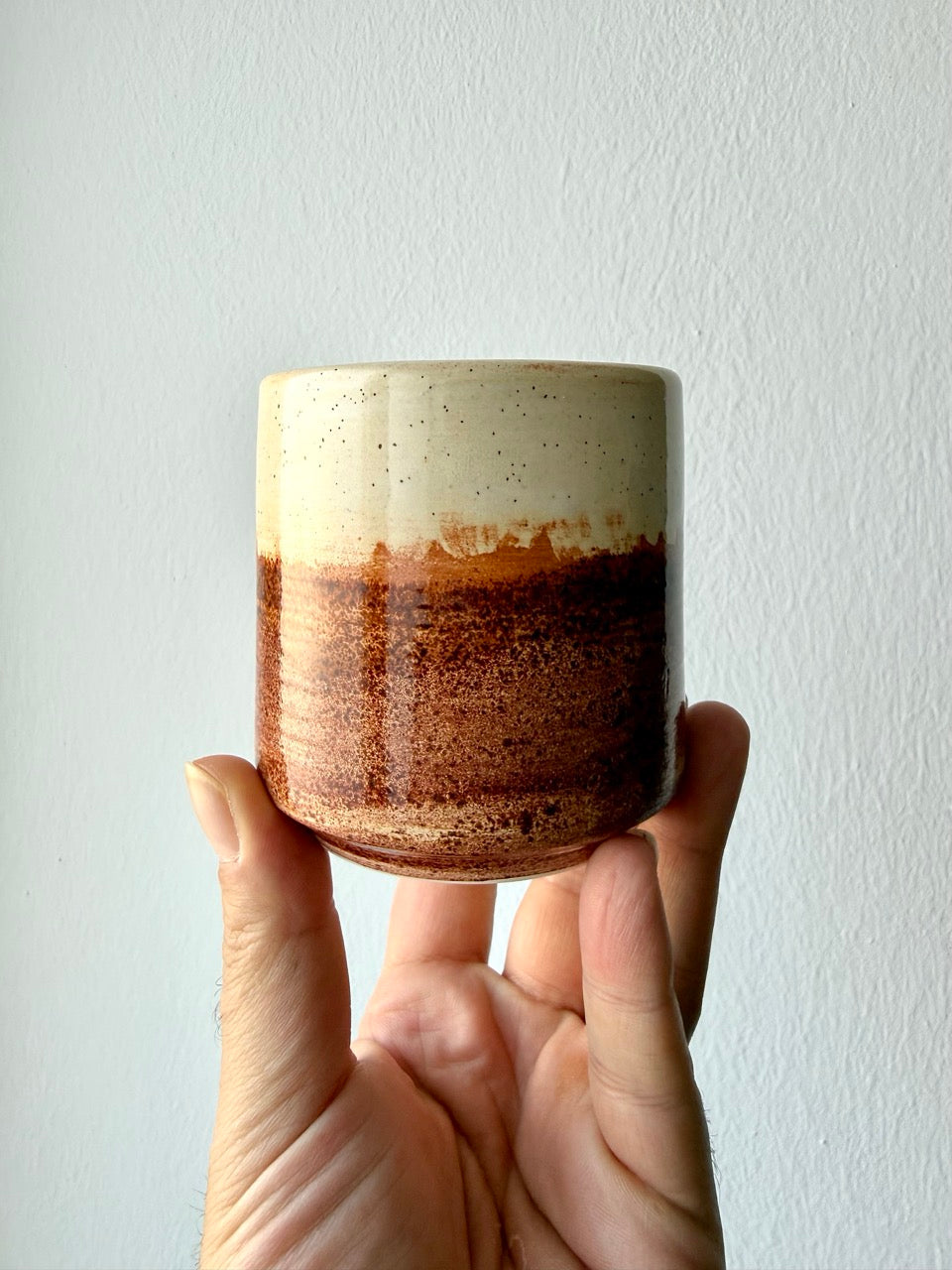 Tazza Ambra – vista esterna con smalto ruggine e avorio