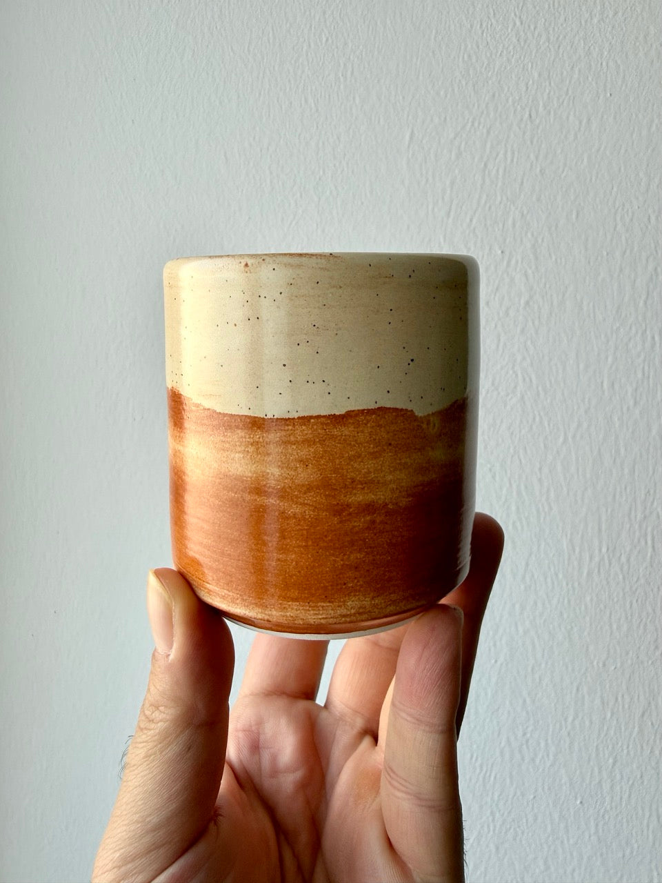 Tazza Avorio – vista frontale con smalto avorio e argilla a vista