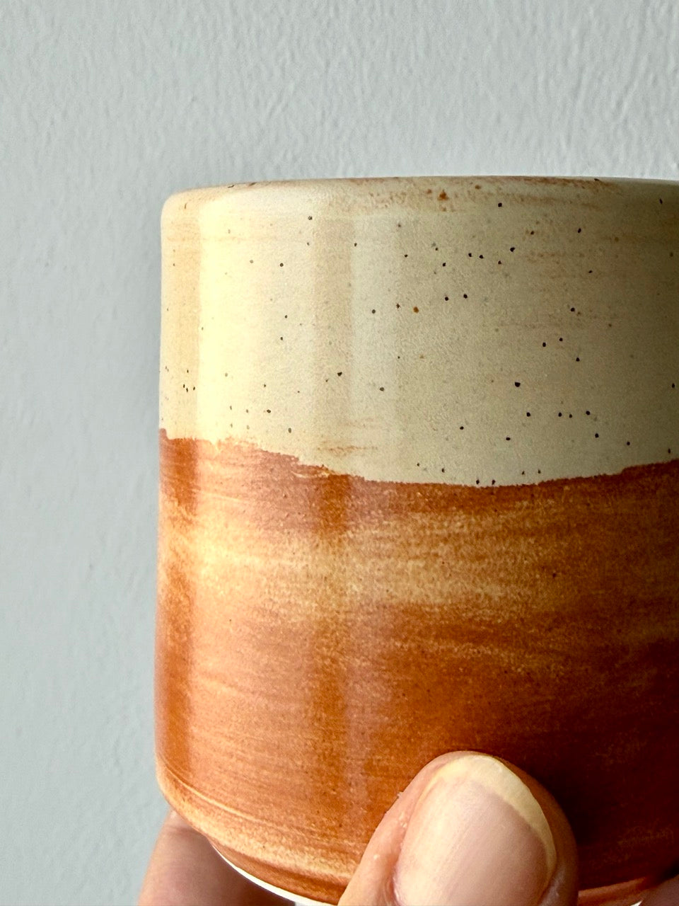 Tazza Avorio – dettaglio smalto puntinato