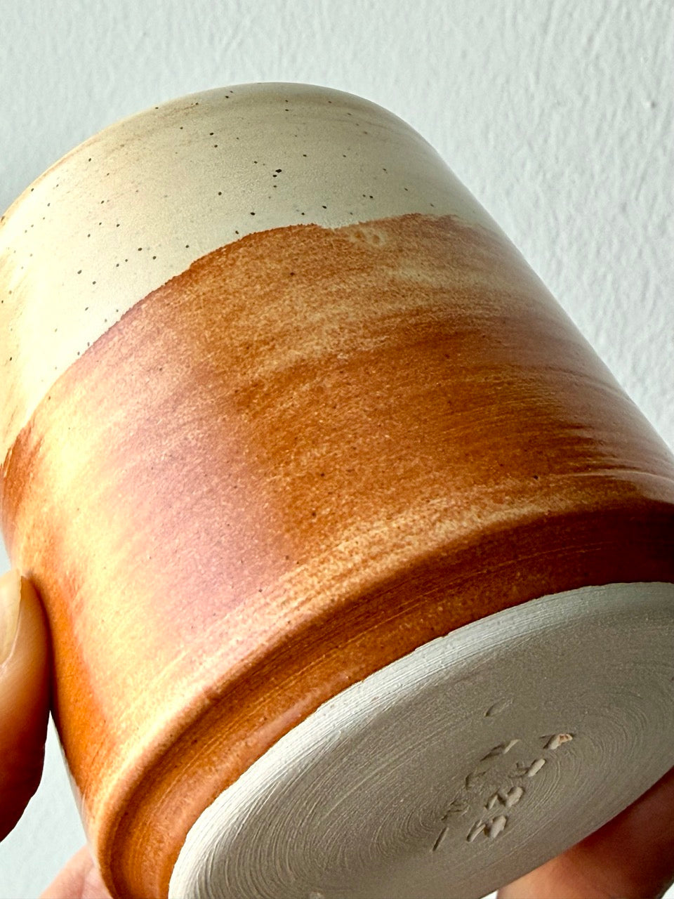 Tazza Avorio – base in argilla grezza con firma