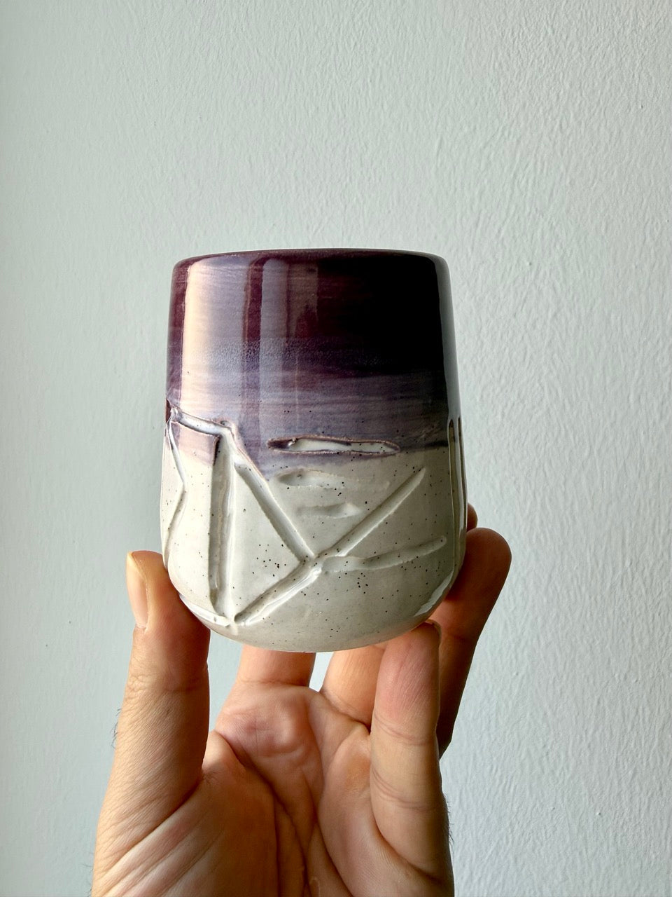 Tazza Viola — dettaglio smalto e incisioni