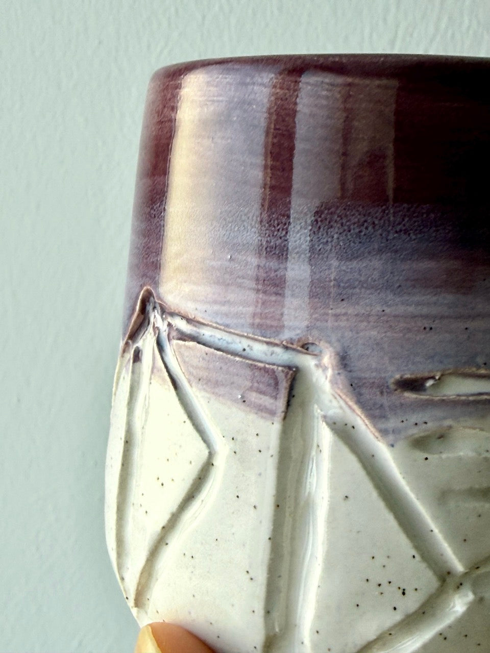 Tazza Viola — dettaglio bordo smaltato