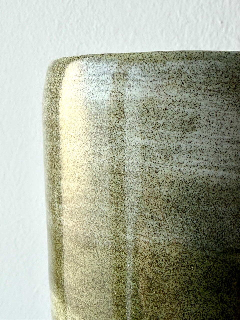 Tazza Muschio — dettaglio bordo e smalto