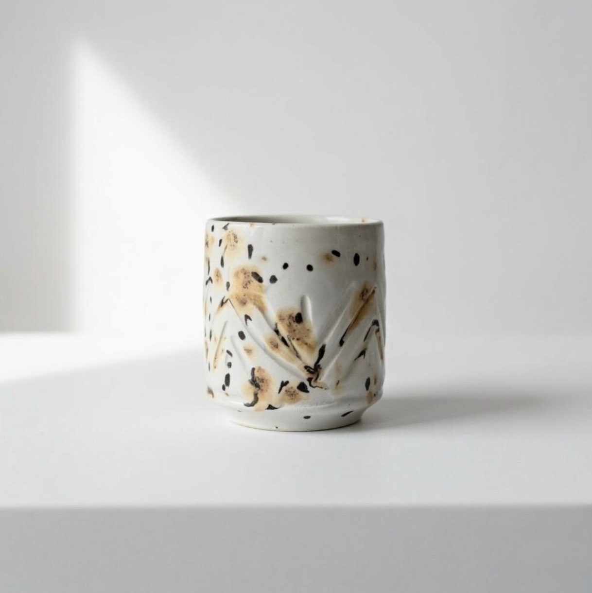 Tazza Miele - vista frontale con incisioni chevron