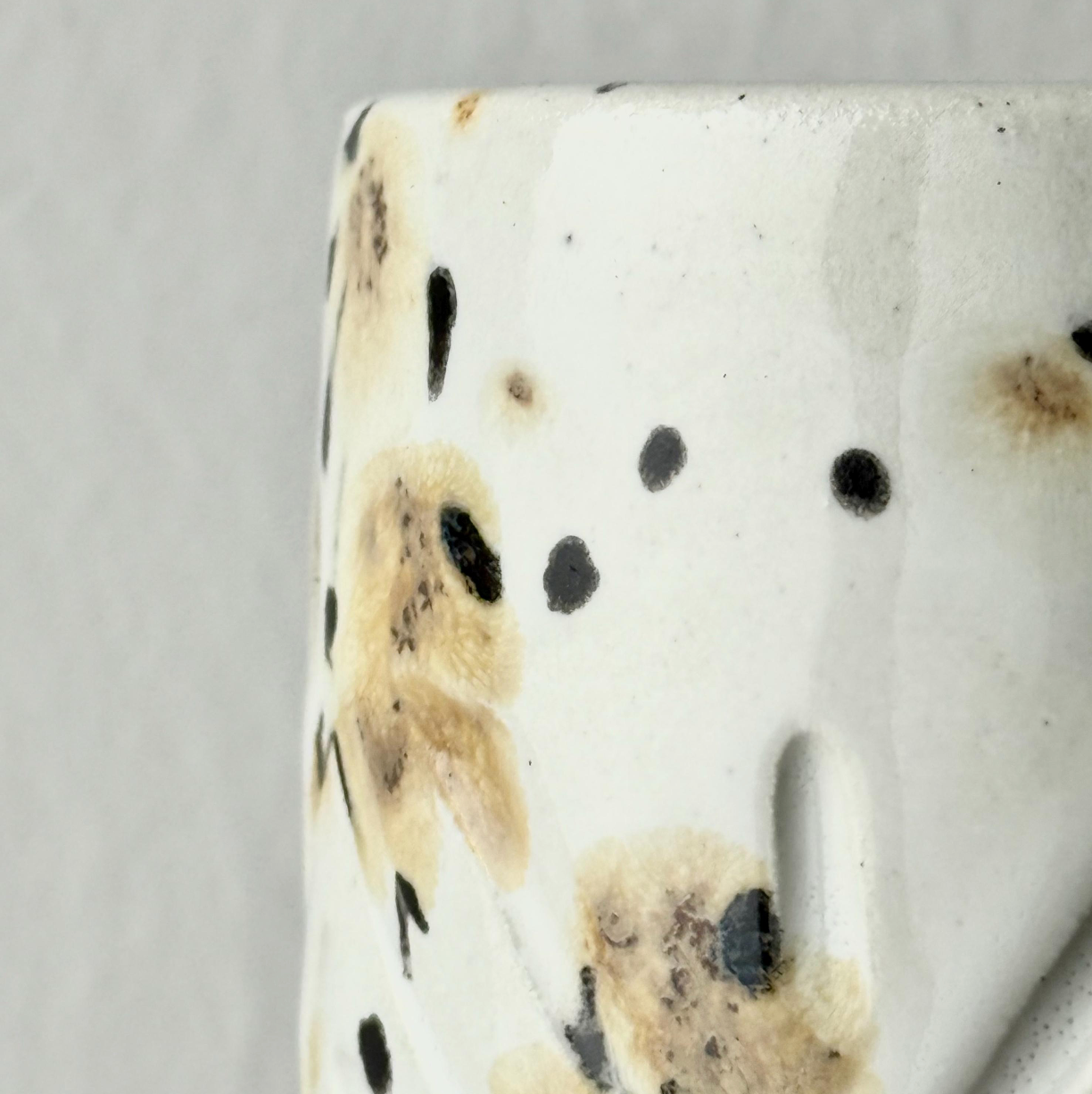 Tazza Miele - dettaglio incisioni chevron