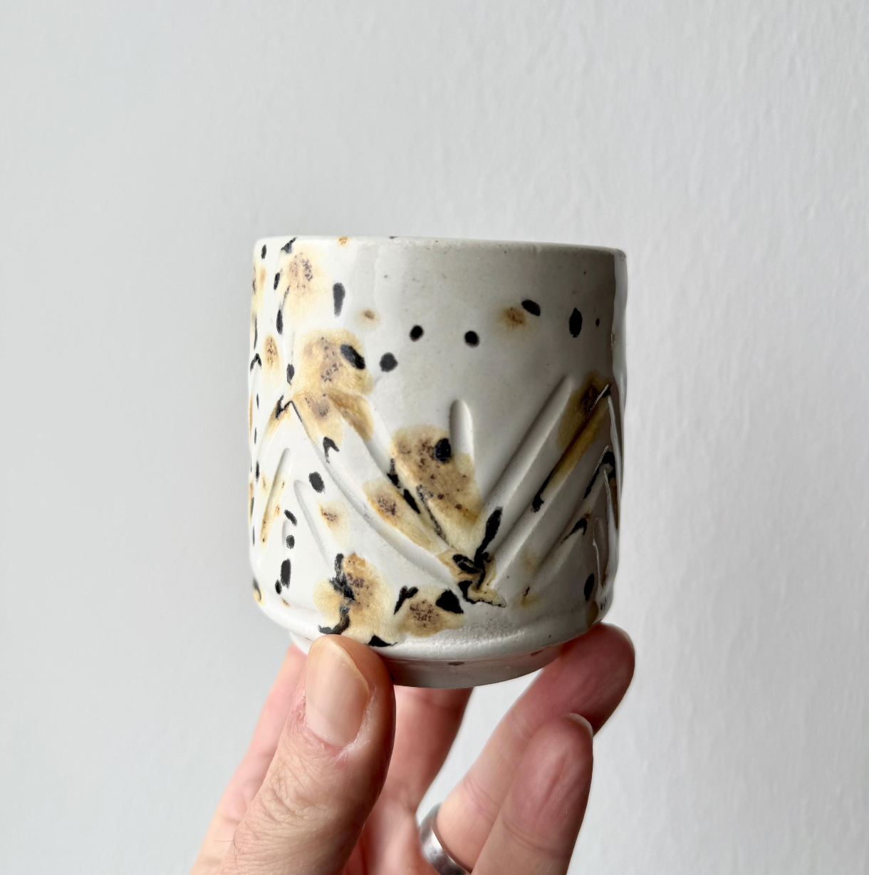 Tazza Miele - dettaglio smalto con macchie ambra e puntini neri