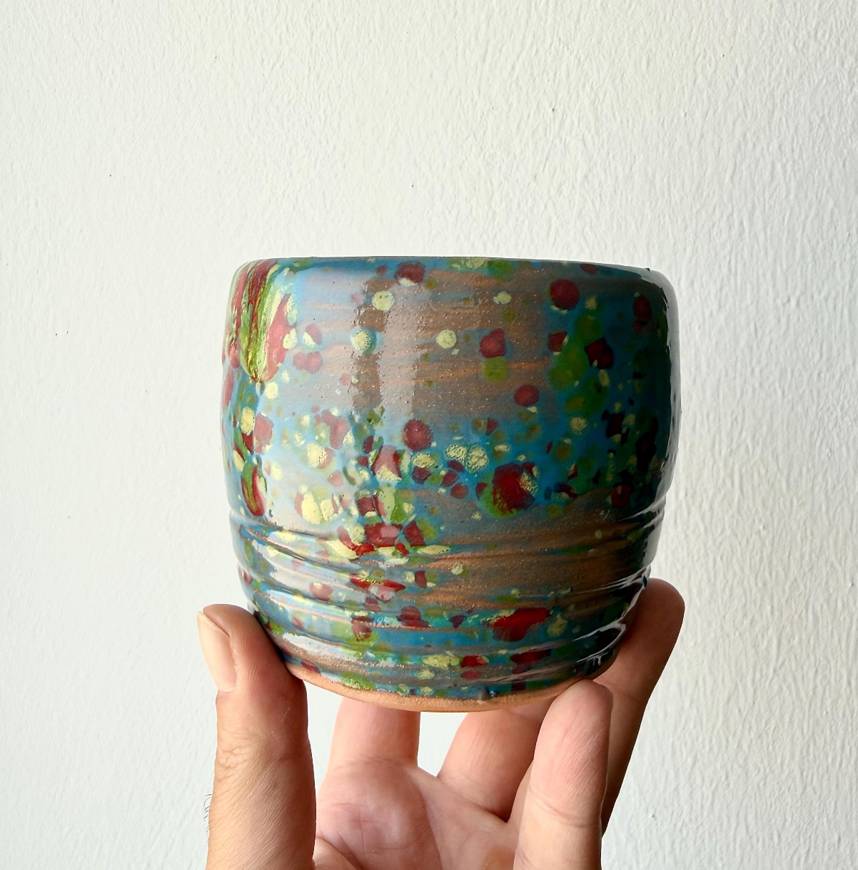 Vasetto in terracotta tenuto in mano, vista dall'alto