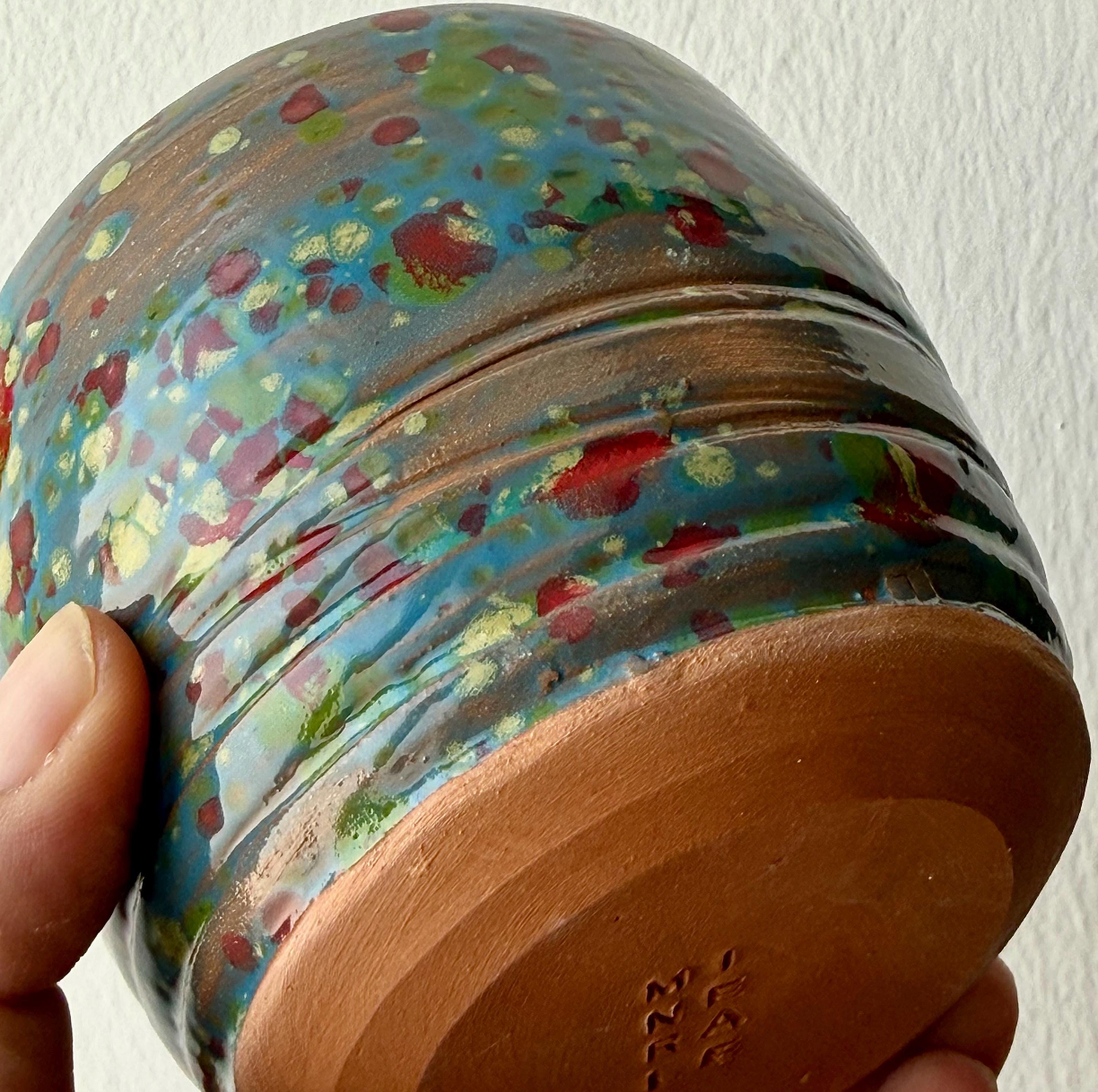 Fondo del vasetto in terracotta con segno artigianale