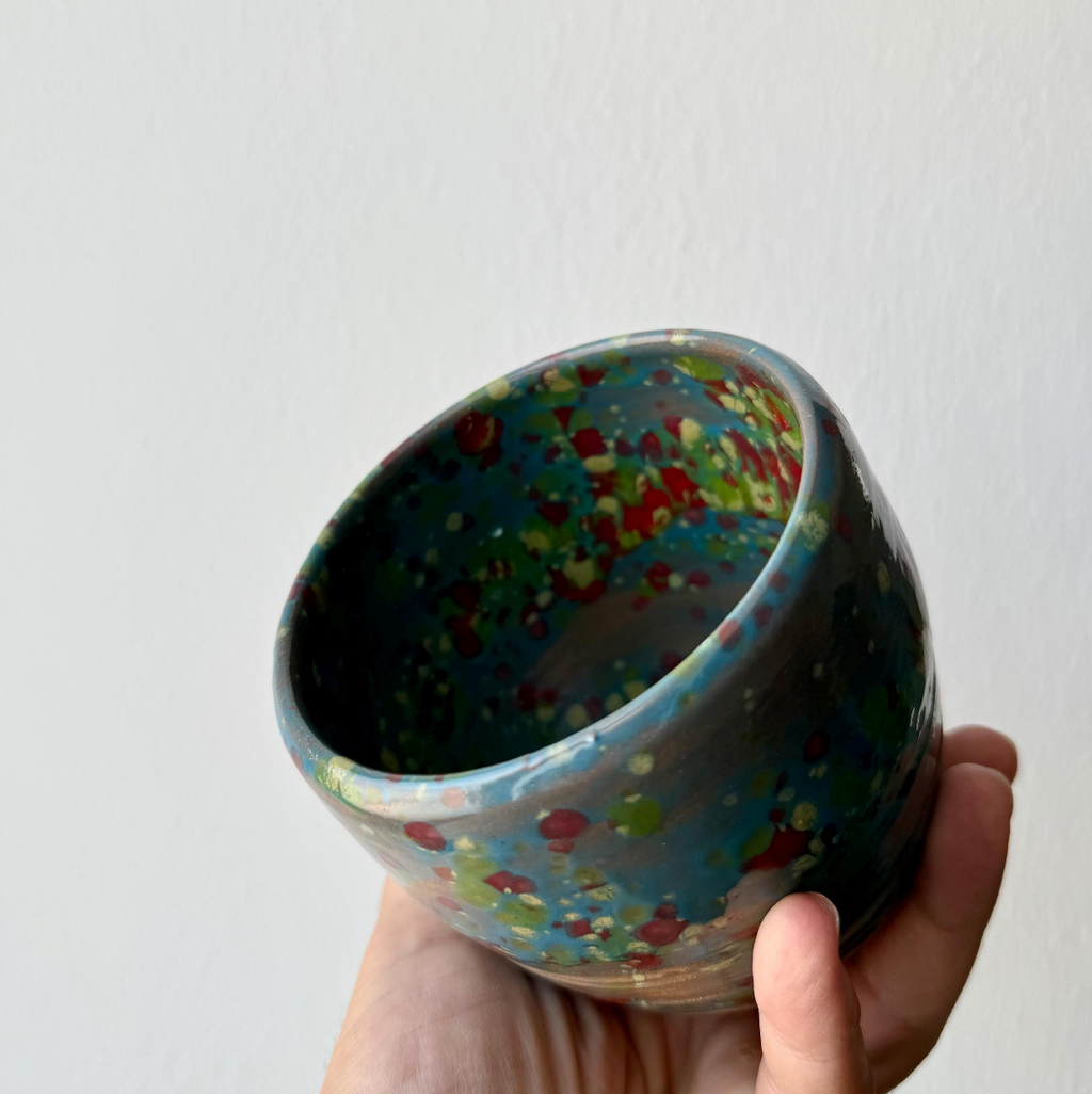 Dettaglio smalto multicolore del vasetto in terracotta